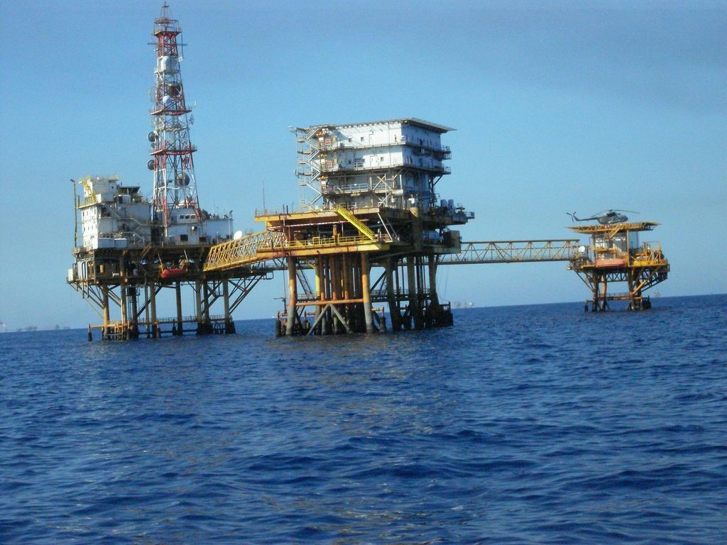 Plate-forme pétrolière offshore dans l’océan